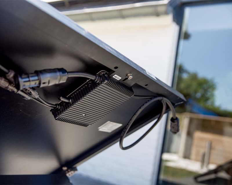 Solarpad 380Wp | Solar panel with plug - micro-inverter - pedestal assembled | 3-meter cable with plug